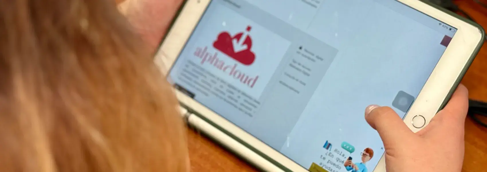 Persona usando una tablet que muestra la plataforma AlphaCloud en pantalla.